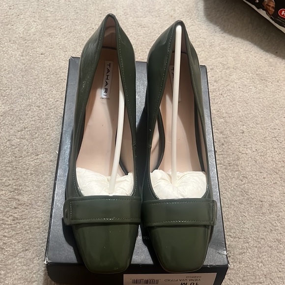 Tahari Patent Leather Olive Green Heel - Picture 4 of 10